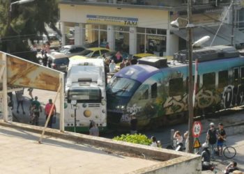 Σύγκρουση λεωφορείου με συρμό του προαστιακού στη Λιοσίων