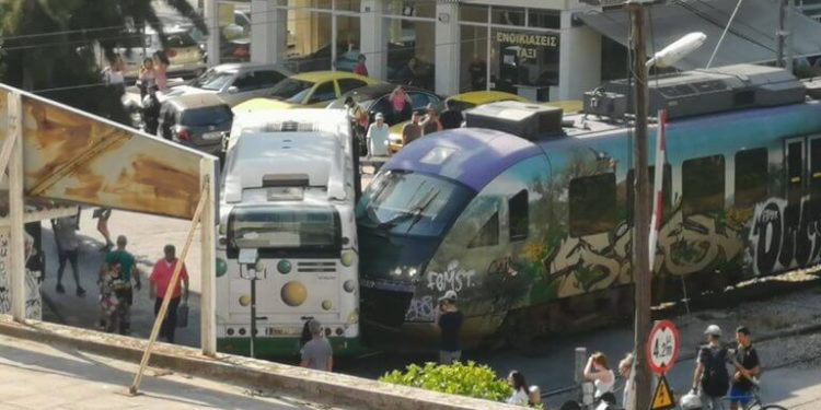 Σύγκρουση λεωφορείου με συρμό του προαστιακού στη Λιοσίων