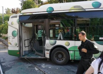 Σύγκρουση λεωφορείου με συρμό του προαστιακού στη Λιοσίων