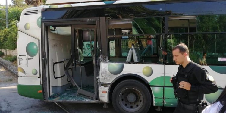 Σύγκρουση λεωφορείου με συρμό του προαστιακού στη Λιοσίων