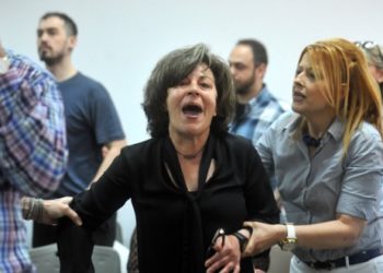 Δίκη Χ.A.: Κατέρρευσε η Mάγδα Φύσσα στη δικαστική αίθουσα, όταν πέρασε από δίπλα της ο δράστης της δολοφονίας του παιδιού της