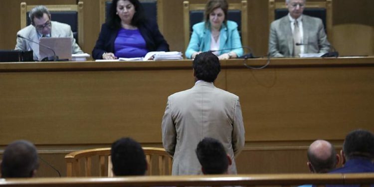 Δίκη ΧΑ: «Με απείλησαν ότι θα με σκοτώσουν αν δεν καταθέσω αυτά που θέλουν»