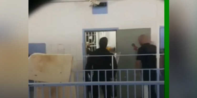 Αποκάλυψη: Κρατούμενοι βιντεοσκοπούσαν επιδρομή κι ελέγχους της ΕΛΑΣ στις φυλακές Κορυδαλλού