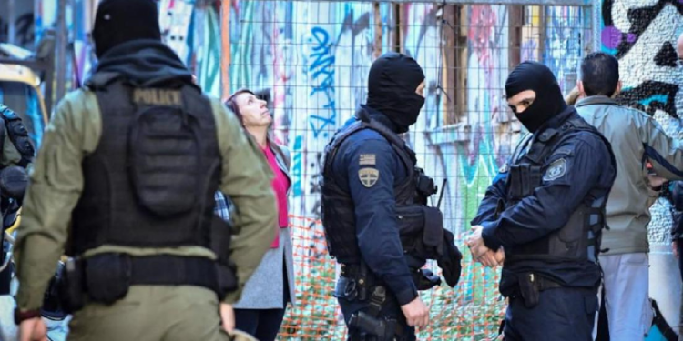 Εξάρχεια: «Χειροπέδες» σε πέντε άτομα για ναρκωτικά