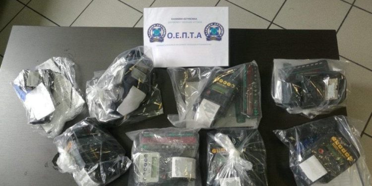 Συνελήφθησαν 11 οδηγοί ταξί για επέμβαση στις ταμειακές μηχανές των οχημάτων τους – ΒΙΝΤΕΟ