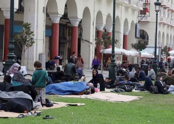 Σε δομές φιλοξενίας οδηγούνται 35 πρόσφυγες που συγκεντρώθηκαν στο ΑΤ Λευκού Πύργου