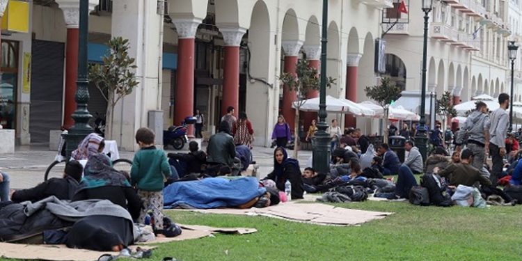 Σε δομές φιλοξενίας οδηγούνται 35 πρόσφυγες που συγκεντρώθηκαν στο ΑΤ Λευκού Πύργου