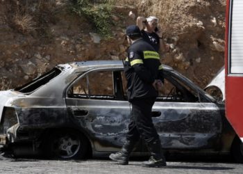 Άγνωστοι πυρπόλησαν τέσσερα αυτοκίνητα στα Πετράλωνα