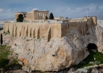 Η υπουργός Πολιτισμού «έπαυσε» τον Αρχιφύλακα της Ακρόπολης