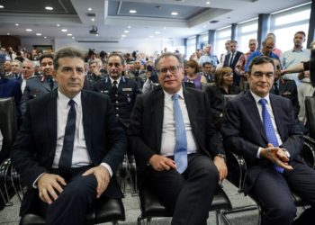 Σε πρώτο πληθυντικό, αλλά αδειάζει τα γραφεία και τις VIP υπηρεσίες, ο Χρυσοχοΐδης