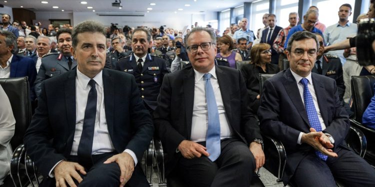 Σε πρώτο πληθυντικό, αλλά αδειάζει τα γραφεία και τις VIP υπηρεσίες, ο Χρυσοχοΐδης