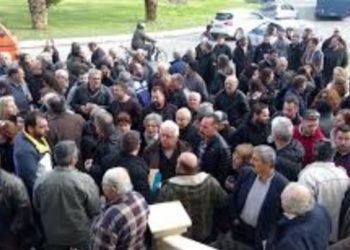 Χανιά: Διαμαρτυρία στο δημαρχείο Πλατανιά για το οδικό δίκτυο