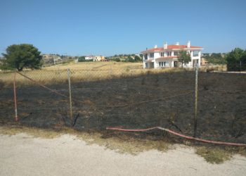 Κατασβέστηκε η φωτιά που ξέσπασε στον Βαρνάβα (ΦΩΤΟ)