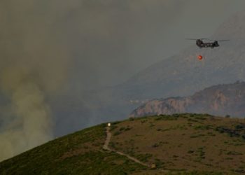 Εύβοια: Η πυρκαγιά απειλεί σπίτια – Συναγερμός στο χωριό Γαβαλάς