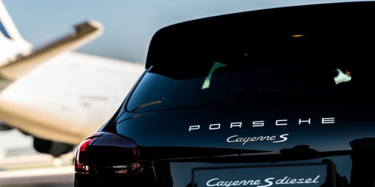 Παράνομοι μετανάστες με Πόρσε και στυλίστα!