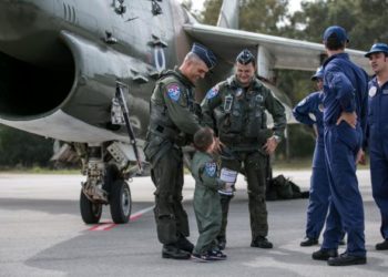 Η 206 ΠΑΥ της Πολεμικής Αεροπορίας κοντά στον Σύλλογο Προστασίας Αγέννητου Παιδιού «Η Αγκαλιά»