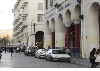 Μπαράζ συλλήψεων στη Θεσσαλονίκη – Άρπαξαν ακόμη και κλουβί με … καναρίνι