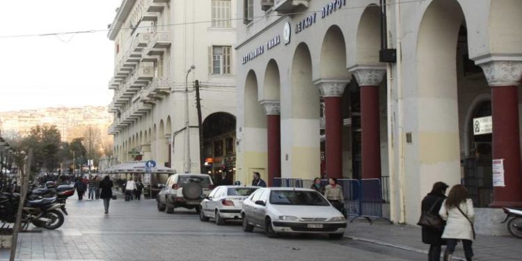 Μπαράζ συλλήψεων στη Θεσσαλονίκη – Άρπαξαν ακόμη και κλουβί με … καναρίνι