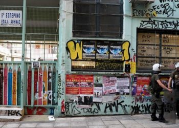 Αλλοδαπός ανήλικος πίσω από την επίθεση σε εκλογικό τμήμα στα Εξάρχεια