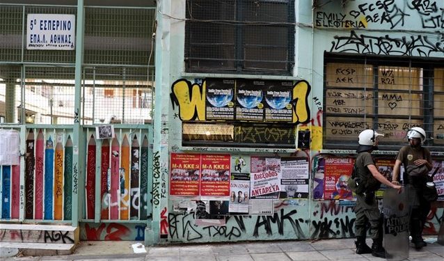 Αλλοδαπός ανήλικος πίσω από την επίθεση σε εκλογικό τμήμα στα Εξάρχεια