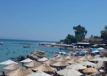 Έρευνες των αρχών για τον εντοπισμό δύο ατόμων που φέρονται ότι εγκατέλειψαν κλεμμένο ταχύπλοο στην παραλία της Πούντας
