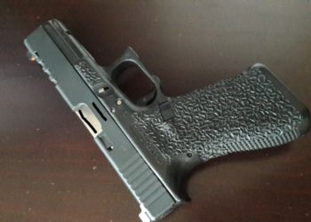 Αστυνομικοί μετατρέπουν τα όπλα τους σε έργα τέχνης – Συνέντευξη και φωτογραφίες