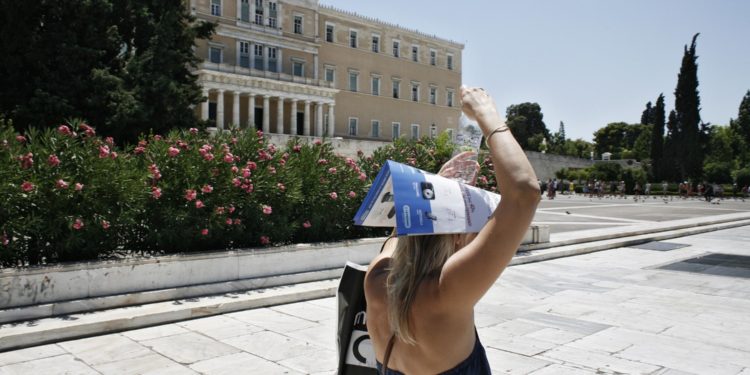 Σε εξέλιξη ο καύσωνας – Οδηγίες προστασίας από τις υψηλές θερμοκρασίες