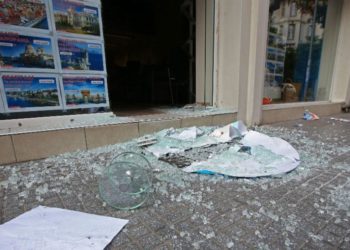 Έσπασαν με βαριοπούλα τζαμαρία ταξιδιωτικού γραφείου και άρπαξαν χρηματοκιβώτιο,