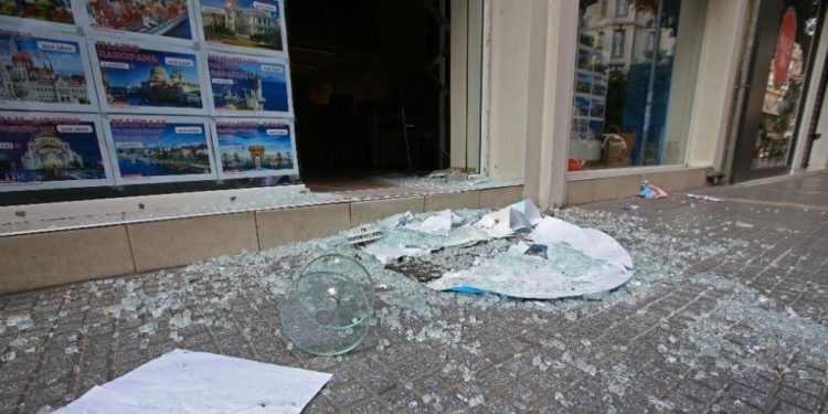 Έσπασαν με βαριοπούλα τζαμαρία ταξιδιωτικού γραφείου και άρπαξαν χρηματοκιβώτιο,