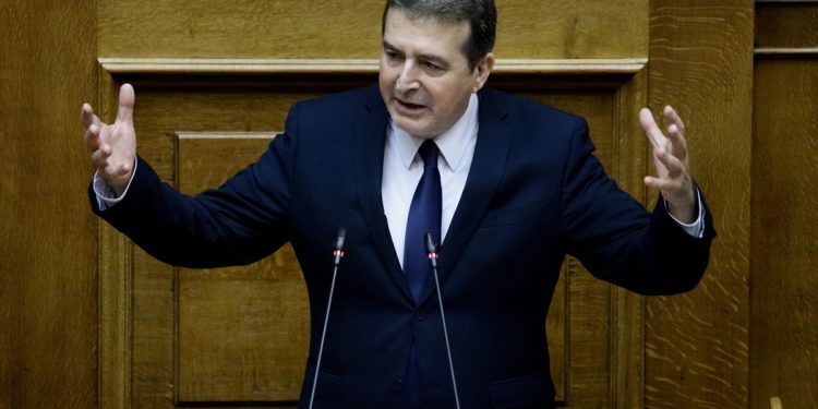 Εξηγήσεις Χρυσοχοΐδη για φυλακές, εγκληματικότητα και μεταναστευτικό, στη Βουλή.