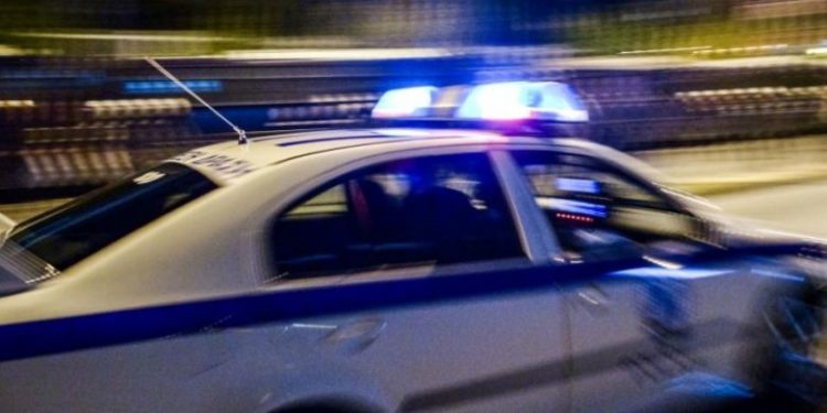 Τρεις αστυνομικοί τραυματίστηκαν ελαφρά έπειτα από καταδίωξη κλεμμένου φορτηγού – Συνελήφθη 39χρονος