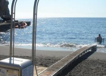 Σαντορίνη: Έδεσαν σκάφος στη ράμπα αυτόνομης πρόσβασης ΑμεΑ στη θάλασσα