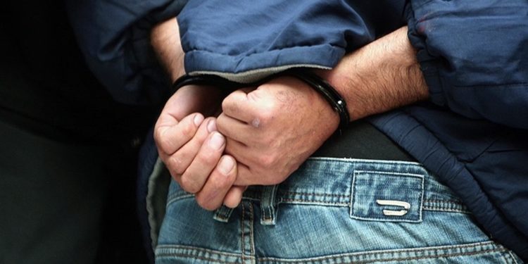 Έκρυβαν 3 πιστόλια και περισσότερα από 27 κιλά λαθραίου καπνού – Συλλήψεις στη Χαλκιδική