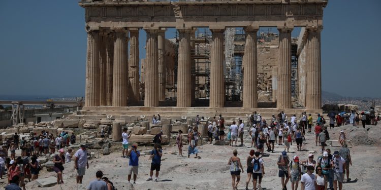 Απειλές με στόχο τον τουρισμό από τον “Ρουβίκωνα”