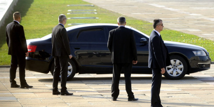 Πόσους αστυνομικούς θα δικαιούνται υπουργοί, υφυπουργοί και βουλευτές. Πόσοι θα εξοικονομηθούν