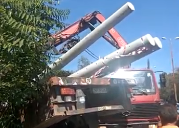 Σφοδρή σύγκρουση νταλίκας που ήταν φορτωμένη με κολώνες ΔΕΗ με Ι.Χ.- ΒΙΝΤΕΟ