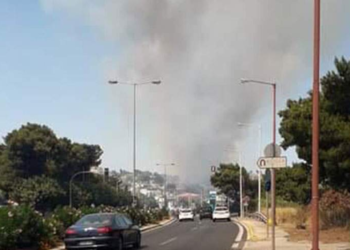 Δύο πυρκαγιές σε Βαρνάβα και Ραφήνα – Κλειστή η Λ. Μαραθώνος