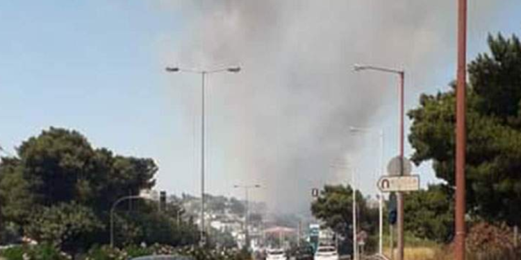 Δύο πυρκαγιές σε Βαρνάβα και Ραφήνα – Κλειστή η Λ. Μαραθώνος