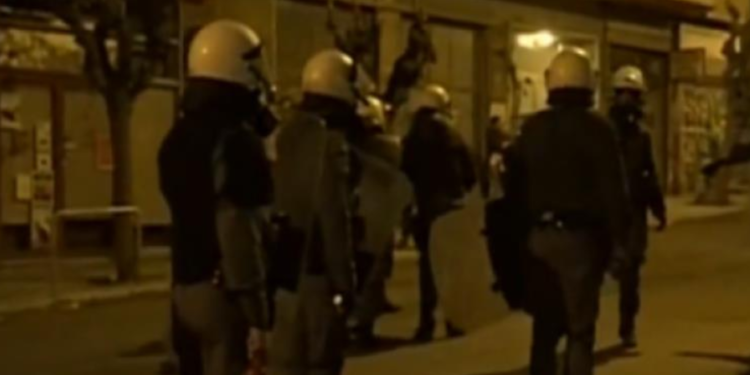 Καταγγελία για κακοποίηση νεαρού από τα ΜΑΤ – ΒΙΝΤΕΟ