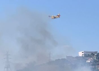 Μεγάλη φωτιά κοντά σε σπίτια στην Πεντέλη – Αποκλειστικές εικόνες