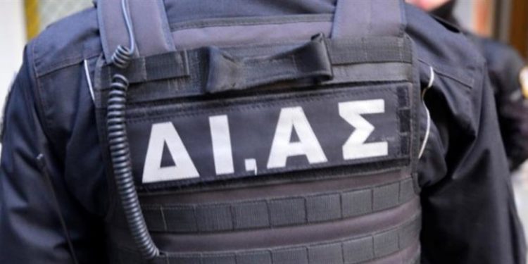 Αστυνομικός εκτός υπηρεσίας έπιασε τον διαρρήκτη με τα χρυσαφικά στα χέρια