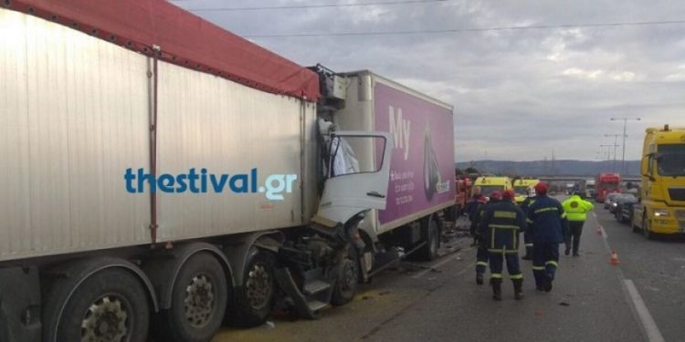 Σύγκρουση δύο φορτηγών στην εθνική οδό Θεσσαλονίκης – Αθηνών