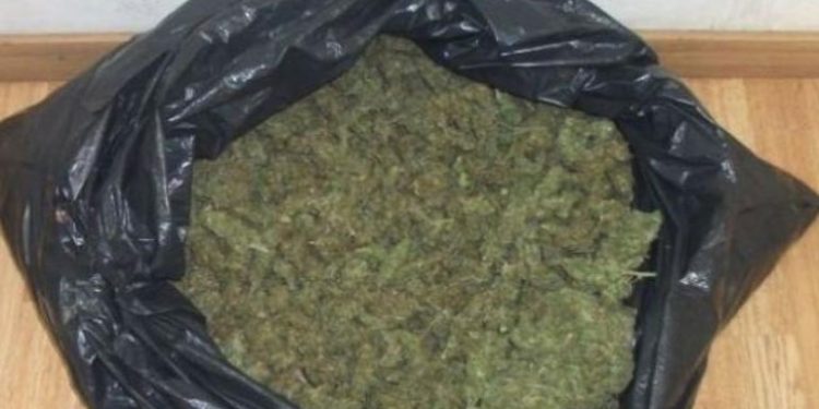 Σύλληψη 29χρονου που φέρεται ότι κουβαλούσε πάνω από 27 κιλά κάνναβης σε σακούλες σκουπιδιών