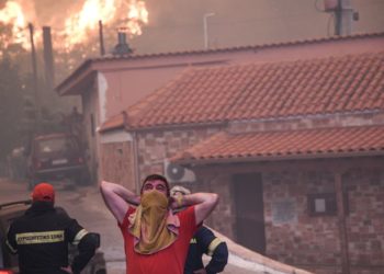 Πυρκαγιά στην Εύβοια: Εκκενώνεται και τρίτο χωριό – Ζημιές σε σπίτια