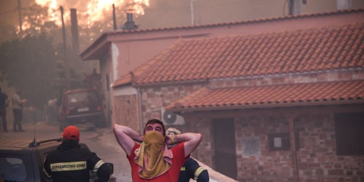 Πυρκαγιά στην Εύβοια: Εκκενώνεται και τρίτο χωριό – Ζημιές σε σπίτια