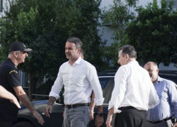 Στο κινητό Συντονιστικό Κέντρο της Πυροσβεστικής στην Εύβοια ο πρωθυπουργός