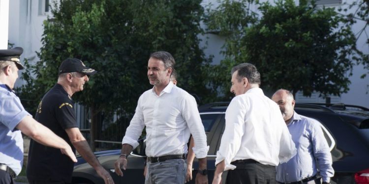 Στο κινητό Συντονιστικό Κέντρο της Πυροσβεστικής στην Εύβοια ο πρωθυπουργός