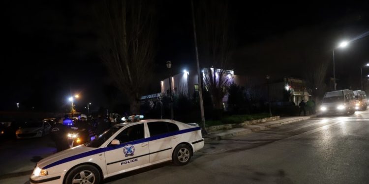 «Γάζωσαν» με σφαίρες αυτοκίνητο εταιρείας ξηρών καρπών στον Χολαργό