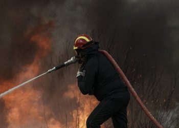 Ανεξέλεγκτη η φωτιά στον Πρόδρομο Θηβών