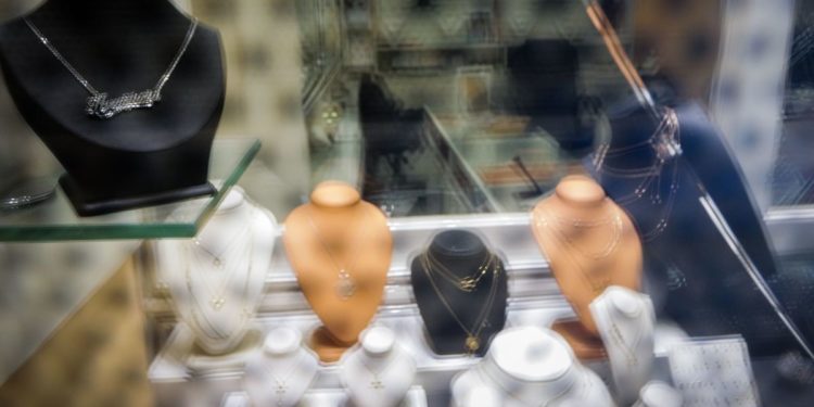 Ληστεία σε κοσμηματοπωλείο στην Πάτρα – Φίμωσαν τον ιδιοκτήτη αλλά έπεσαν πάνω σε αστυνομικό